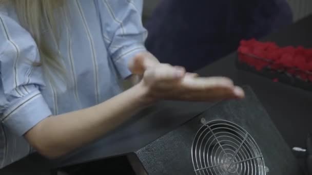 Manikürcünün yakınına dezenfektan sürerken el masajı yapan kadın görüntüsü. - Video, Çekim