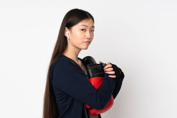 Молодая азиатка на белом фоне в боксёрских перчатках - Фото, изображение
