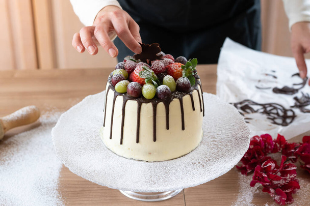 Delicioso bolo de chocolate caseiro com frutas - Foto, Imagem