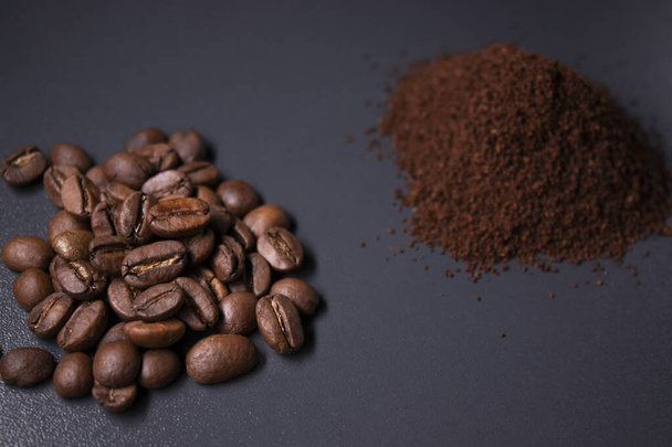 hromada mleté nebo instantní kávy a pražená kávová zrna. pozadí. - Fotografie, Obrázek
