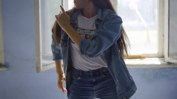 movimentos lisos, lentos da menina em uma camiseta branca e jaqueta azul - Filmagem, Vídeo