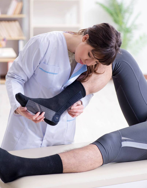 Doctor checking patients joint flexibility with gonimeter - Photo, Image