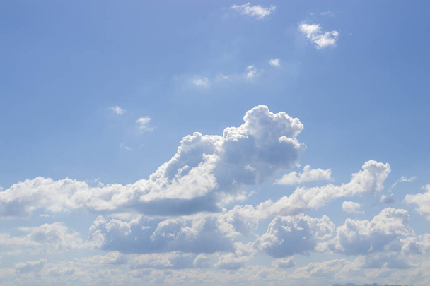 Bulutlarla güneşli bir gün. Mavimsi tonların üstünlüğü. Bazı bulutların sakin bir şekilde hareket ettiği güneşli bir gün kavramı. - Fotoğraf, Görsel