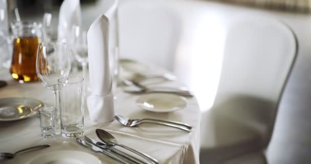 Tisch für ein Hochzeitsessen dekoriert - Filmmaterial, Video