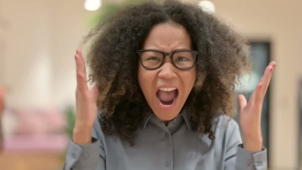 Portret van Afrikaanse zakenvrouw schreeuwend, schreeuwend  - Video