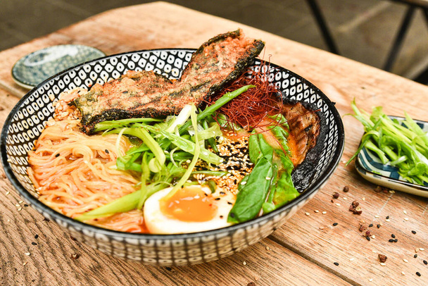 Miso Ramen Aziatische noedels met ei, varkensvlees en pak choi kool in kom op witte achtergrond. Japanse keuken. Bovenaanzicht. Banner - Foto, afbeelding
