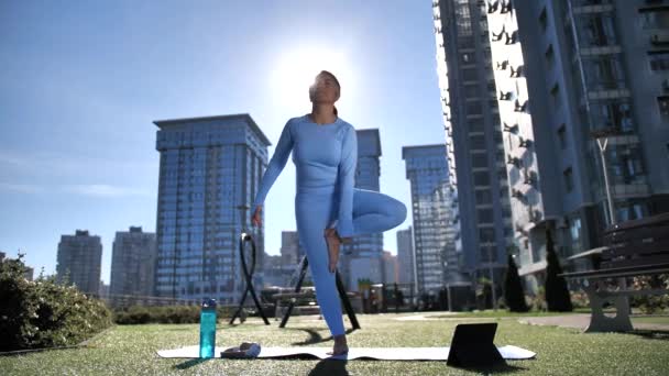 Deportiva mujer practicando yoga en parque infantil urbano - Imágenes, Vídeo