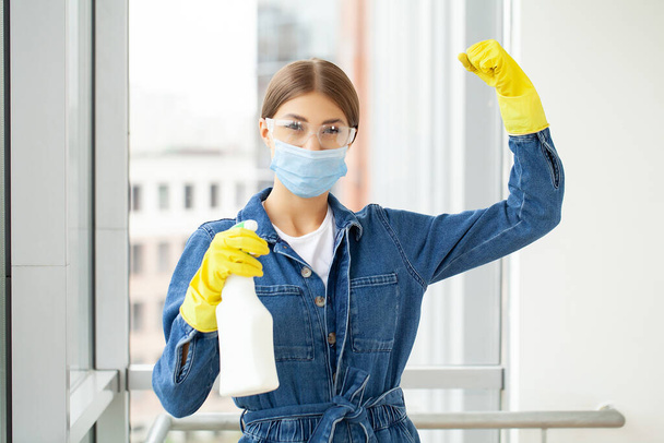 Concept de nettoyage, jeune femme avec des fournitures bureau de nettoyage - Photo, image