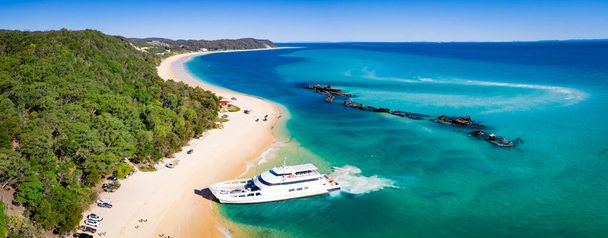 Letecký pohled na vraky a trajekt na Moreton Islandu, Queensland, Austrálie - Fotografie, Obrázek