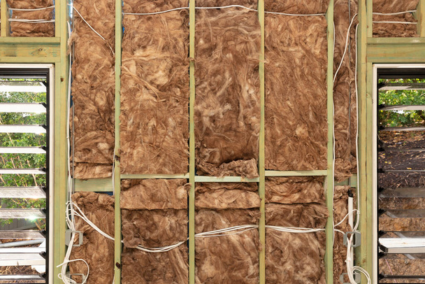 Дерев'яна стінна рама з вікном, ізоляцією та проводкою
 - Фото, зображення