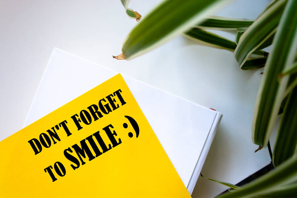 No te olvides de sonreír escribe en Sticky Notes. - Foto, imagen