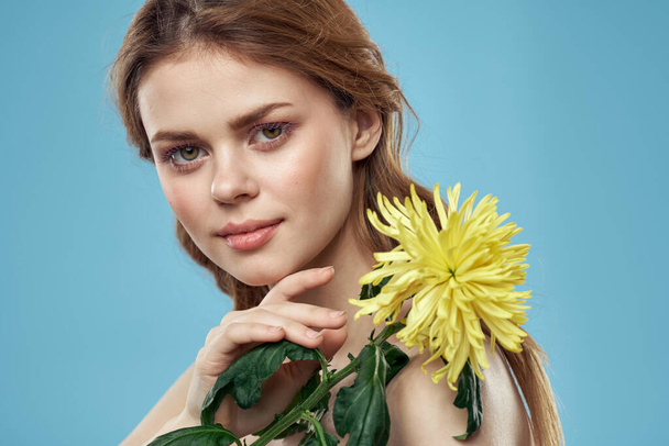 Συναισθηματική γυναίκα με λουλούδια μοντέλο άνοιξη γυμνοί ώμοι διαυγές δέρμα - Φωτογραφία, εικόνα