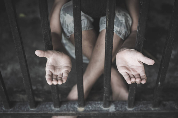 L'enfant était enfermé dans une cage en acier, Violence contre les enfants, Violence domestique, Stop à la traite des êtres humains Concept, Stop à la violence contre les femmes, Journée internationale de la femme - Photo, image