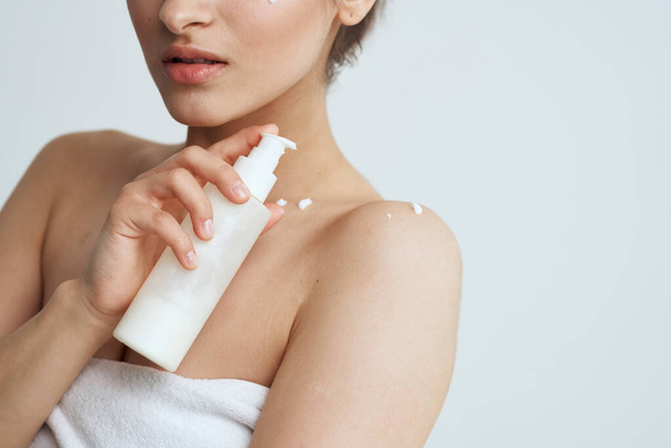 Kobieta w białym ręczniku prysznic nagie kobiety pielęgnacja balsam do skóry dermatologia - Zdjęcie, obraz