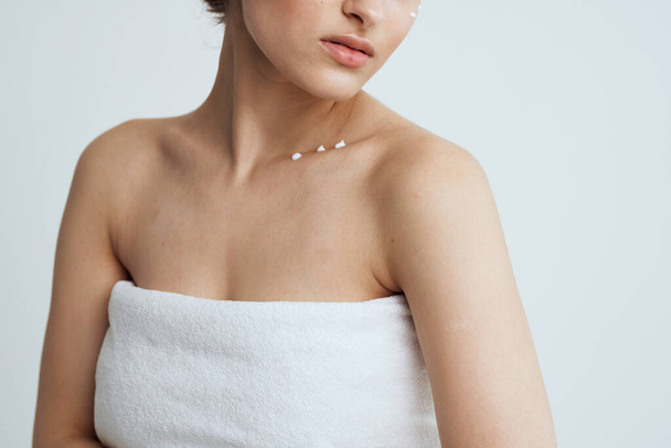 Pretty woman naked shoulders towels clean skin shower - Фото, зображення