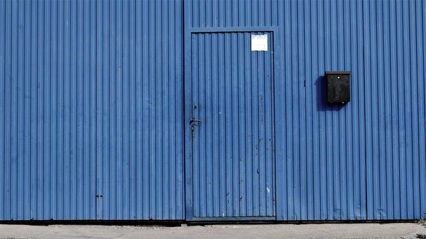 almacén industrial metal azul puerta de entrada - Foto, Imagen
