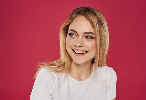 Glückliche Frau schneeweißes Lächeln blond roter Hintergrund - Foto, Bild