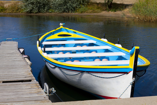veslovací člun na molo - Fotografie, Obrázek