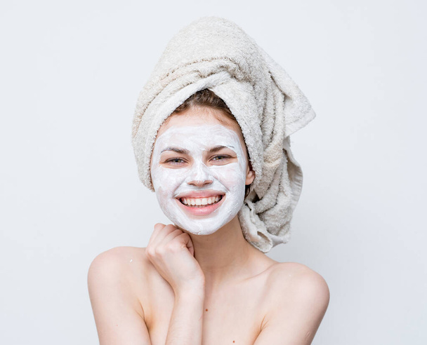 veselá žena s obličejovou maskou čistá pokožka hygiena holá ramena - Fotografie, Obrázek