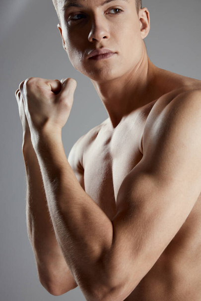 urheilija puristi kätensä nyrkki harjoitus kuntosali - Valokuva, kuva