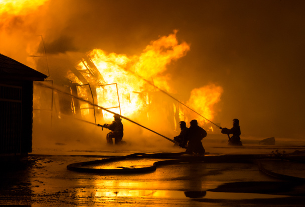brandweerlieden op het werk - Foto, afbeelding