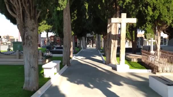 Celkový pohled na typický španělský katolický hřbitov - Záběry, video