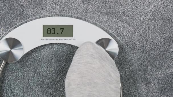 Koupelnové váhy se smutnou emoji na digitálním displeji - Záběry, video