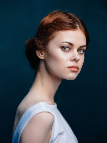 Krásná žena v bílých šatech účes tmavé pozadí model portrét - Fotografie, Obrázek