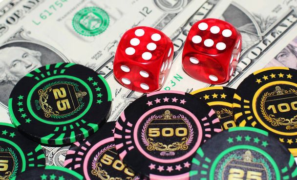 Würfel, Casino-Chips und amerikanische Dollars hautnah - Foto, Bild
