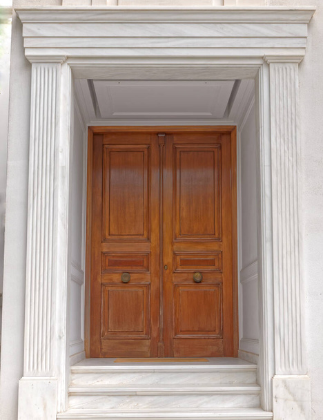 casa elegante contemporânea entrada porta de madeira maciça e paredes de mármore branco - Foto, Imagem