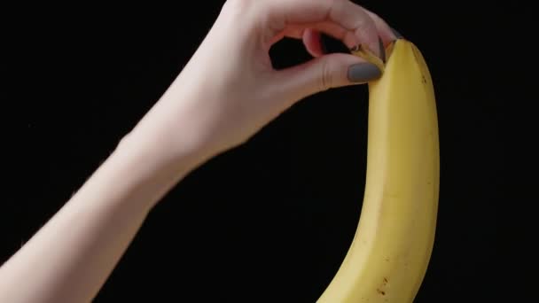 Kadın elinin muz soyarkenki görüntüsü - Video, Çekim