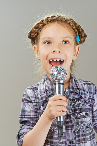 dziewczynka śpiewa do mikrofonu - Zdjęcie, obraz