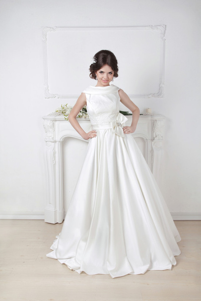 Beautiful fashion bride in wedding luxurious dress posing agains - Φωτογραφία, εικόνα
