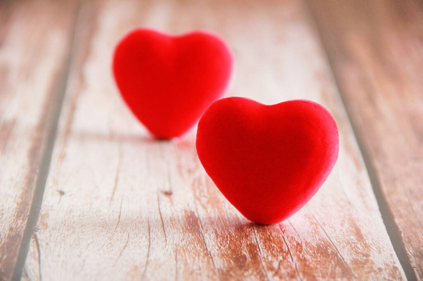 červené sametové srdce na dřevěném pozadí - Fotografie, Obrázek