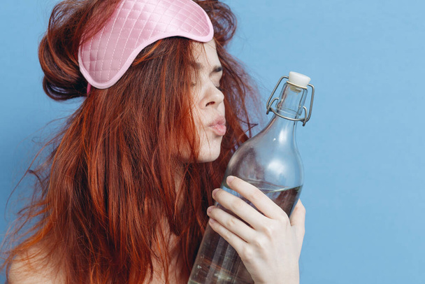 Nainen punaiset hiukset pullo alkoholi krapula nukkua naamio - Valokuva, kuva