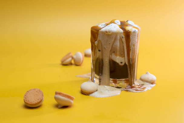 koffie drinken met delicate jam en stromend schuim op een gele achtergrond - Foto, afbeelding