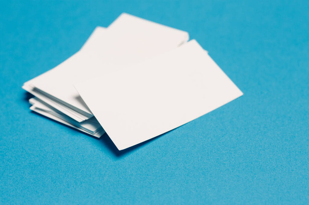 tarjetas de visita blancas en la oficina en la maqueta de vista superior de cristal azul - Foto, Imagen