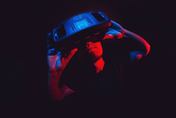 Jeune homme utilisant un casque de réalité virtuelle VR. éducation en ligne, concept d'étude - Photo, image
