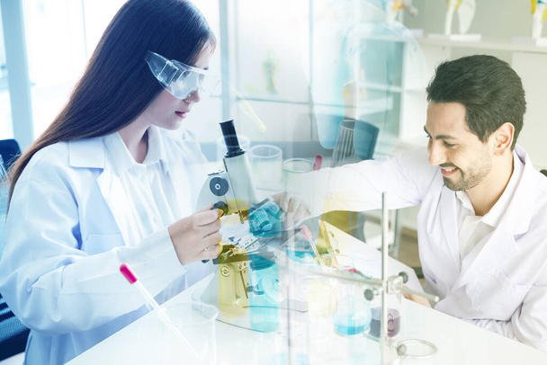 laboratóriumi kutatási és fejlesztési koncepció laboratóriumi üvegedényekkel, kettős expozíciós hatással, kísérleti vegyi és gyógyszerrel rendelkező tudósok által - Fotó, kép