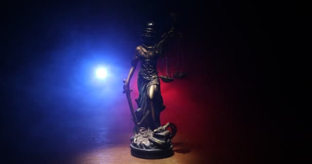 Pas de loi ni de concept de dictature. La Statue de la Justice avec casque anti-émeute de la police tenant l'échelle. Décoration artistique créative avec fond brumeux coloré - Séquence, vidéo