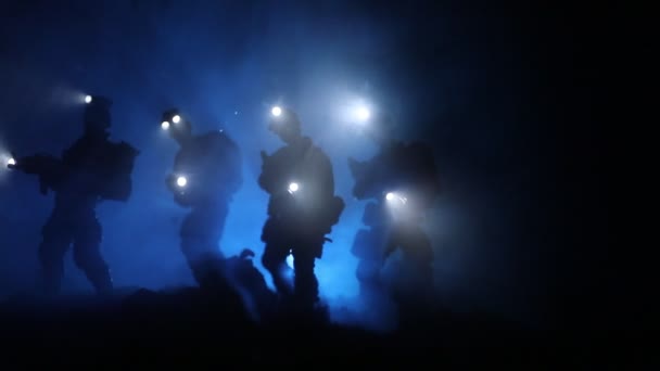 közeli felvétel miniatűr rendőrautókról, sötét hátterű fényekkel - Felvétel, videó