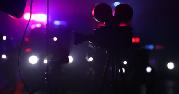 Nahaufnahme von Miniatur-Filmbühne mit Kameraleuchte und Polizeiautos - Filmmaterial, Video
