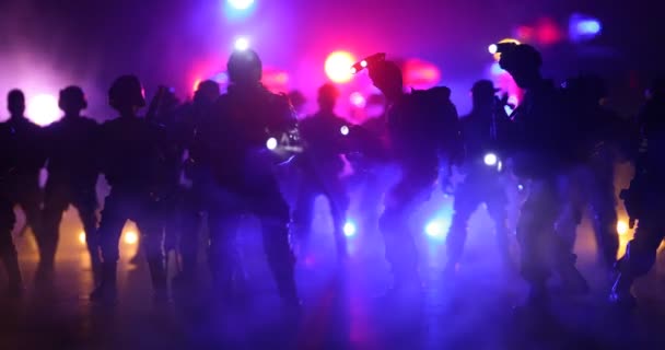 A lázadás elleni rendőrség jelez, hogy készüljenek fel. Kormányzati hatalom koncepció. Rendőrség bevetés közben. Füst sötét háttérrel, fényekkel. Kék piros villogó szirénák. Szelektív fókusz - Felvétel, videó