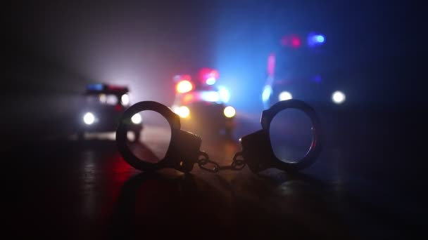Polizeirazzia in der Nacht und Sie stehen unter Arrest - Filmmaterial, Video