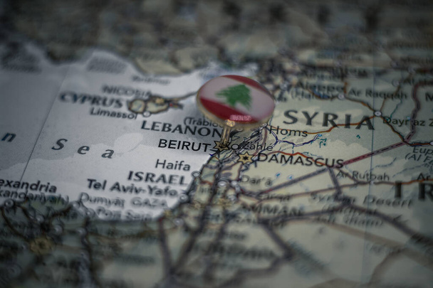 Bejrút připíchnutý na mapě s libanonskou vlajkou - Fotografie, Obrázek