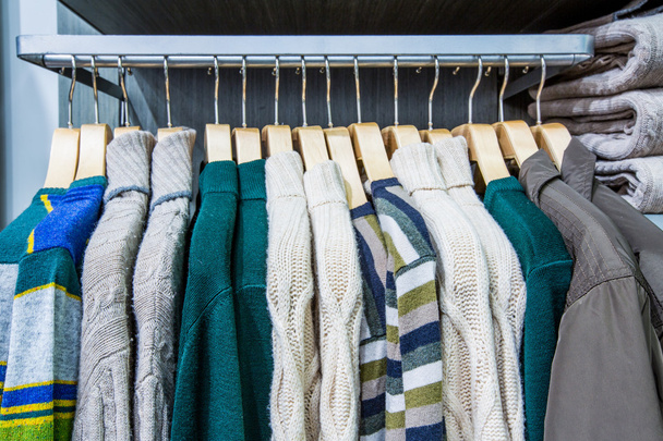 Одежда на вешалках в магазине
 - Фото, изображение