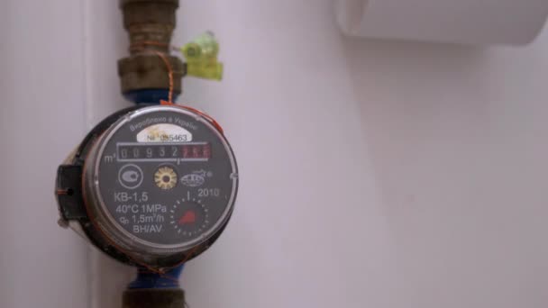 Watermeter voor meetinstrumenten die worden gebruikt in loodgietersinstallaties. 4K. - Video