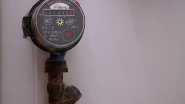 Vízfogyasztásmérő a vízvezeték-szereléshez használt mérőműszerekhez. 4K. - Felvétel, videó