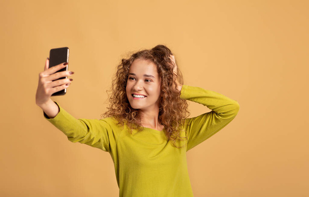 Estudante moderno, blogueiro, selfie, app, dispositivo e beleza para redes sociais - Foto, Imagem