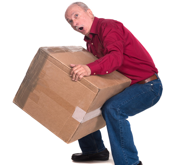 Senior homme porte une lourde boîte
  - Photo, image